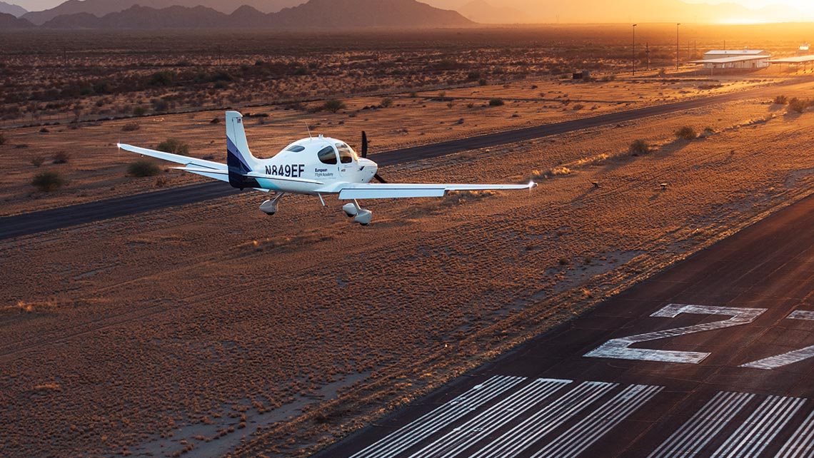 A training aircraft of the European Flight Academy during the landing approach at the airport Phoenix/Arizona (USA)