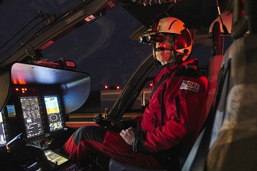 Eine Person im Helikoptersimulator im Nachtflugmodus.