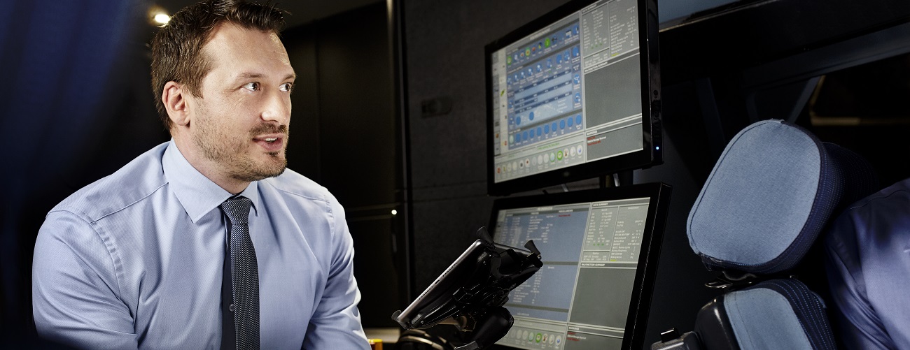 Ein Instruktor sitzt in einem Flugzeugsimulator.