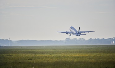 Ein Flugzeug hebt ab.
